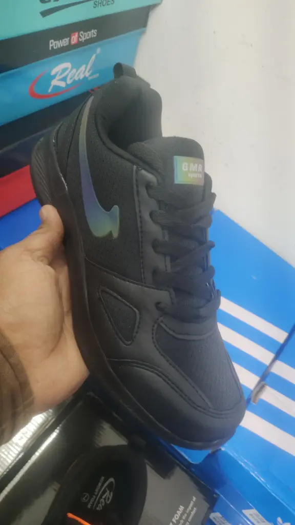 SPORT SHOES